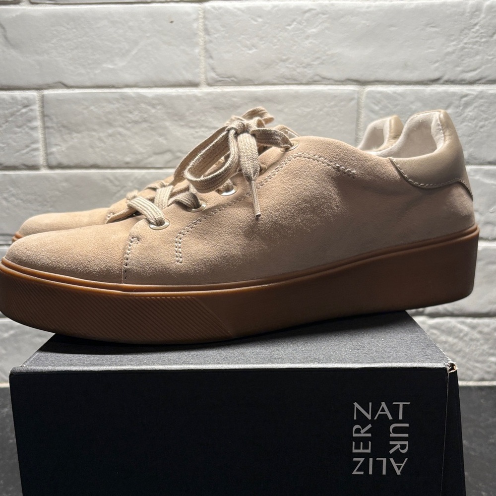 WIDE Naturalizer Light Tan Casual Sneakers